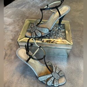 Description-Grey rhinestoned heel
Brand-Tyler Richard
Size-Women’s 8 1/2